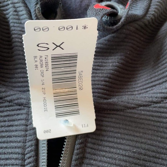 Fila Crop Top size medium - Picture 3 of 4